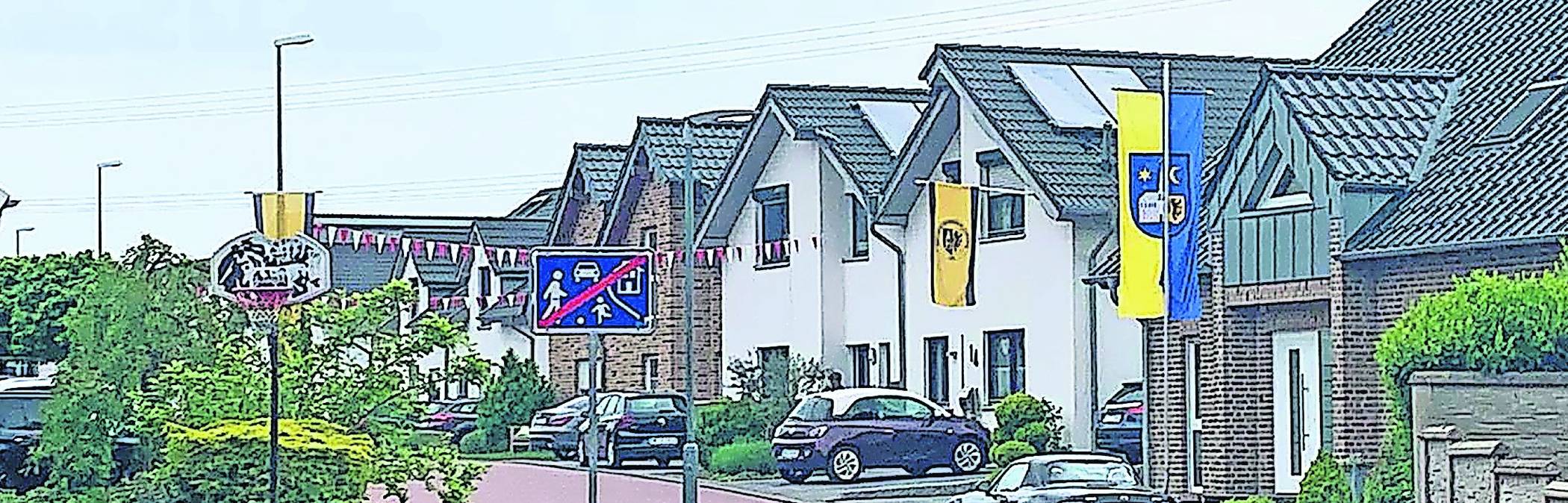  Auch wenn wegen Corona das Schützenfest in Garzweiler ausfallen musste, die Straßen des Ortes wurden dennoch mit Fahnen geschmückt. Symbol und Demonstration zugleich: Auch jetzt sind wir Schützenbrürder. Konzert vor dem Senioremheim „Carpe Diem“. Die Jägerkapelle Hochneukirch spielte auf.Gottesdienst mitAbstand: Nur einige, wenige Schützen durften zum Schützenfest-Hochamt in die örtliche Kirche.Auch das Garzweiler Ehrenmal war dekoriert. Der Oberst stellte eine Gedenkschale nieder.  