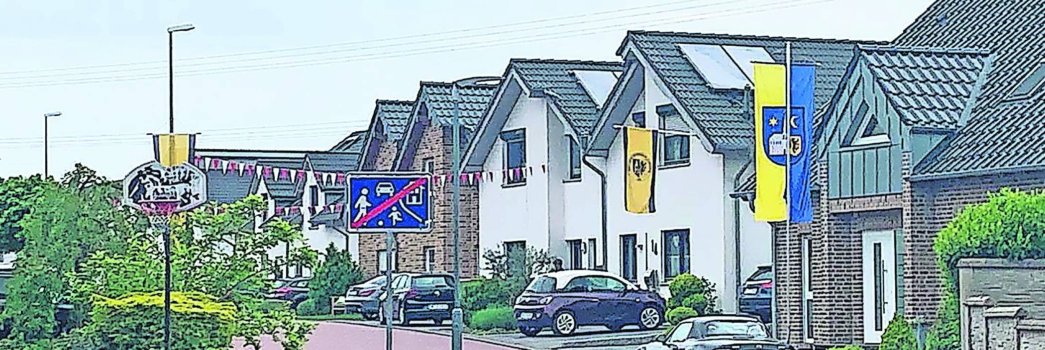 Auch wenn wegen Corona das Schützenfest in Garzweiler ausfallen musste, die Straßen des Ortes wurden dennoch mit Fahnen geschmückt. Symbol und Demonstration zugleich: Auch jetzt sind wir Schützenbrürder. Konzert vor dem Senioremheim „Carpe Diem“. Die Jägerkapelle Hochneukirch spielte auf.Gottesdienst mitAbstand: Nur einige, wenige Schützen durften zum Schützenfest-Hochamt in die örtliche Kirche.Auch das Garzweiler Ehrenmal war dekoriert. Der Oberst stellte eine Gedenkschale nieder. <![CDATA[]]>