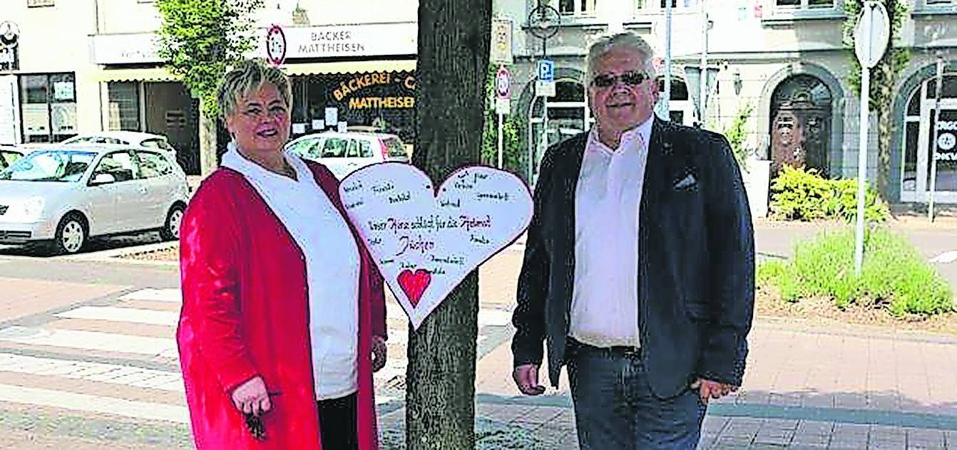  „Seid dabei und lasst auch Ihr Euer Herz für die Heimat Jüchen schlagen, indem Ihr einen bemalten Stein am Markt in Jüchen niederlegt“, so das Königspaar.  