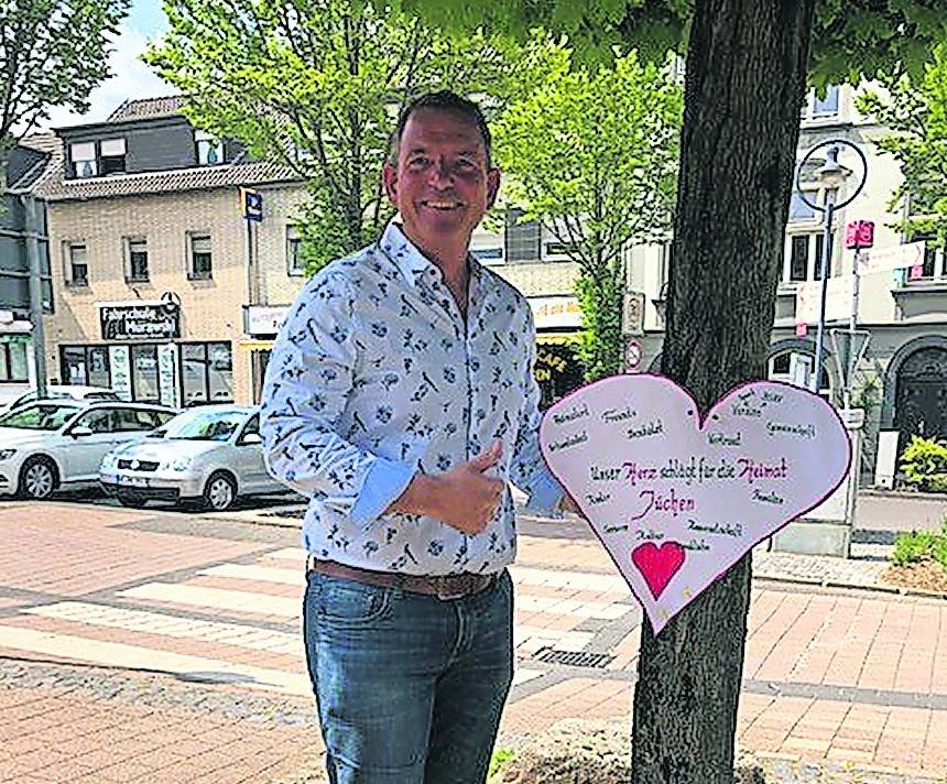  Präsident Thomas Lindgens am Jüchener Markt, wo das Steinherz entstehen soll. 