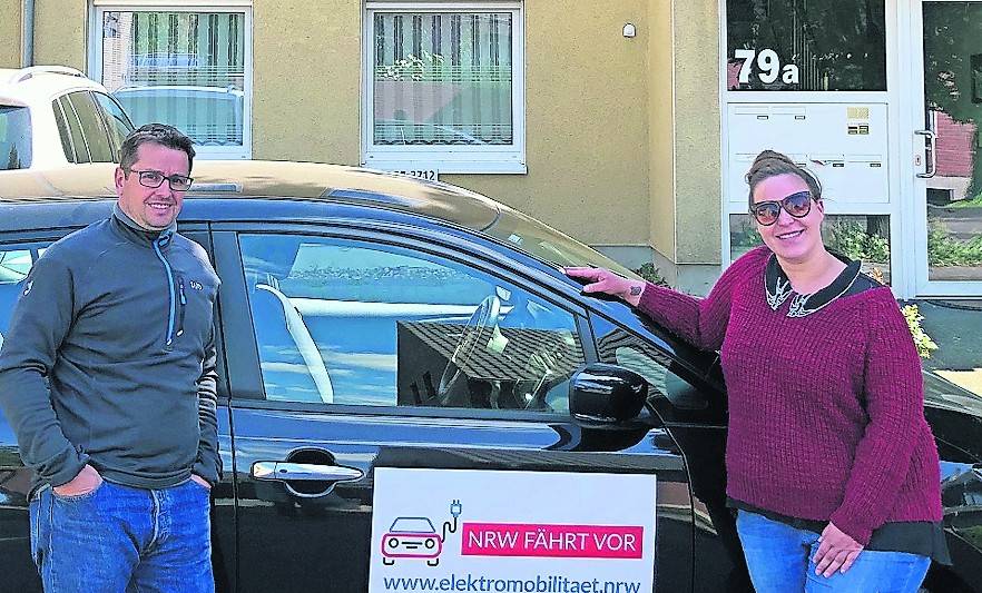  Leiterin Cerise Beermann (rechts) und Thomas Sablotny beim ersten Balkonbesuch mit dem e-Fahrzeug.  