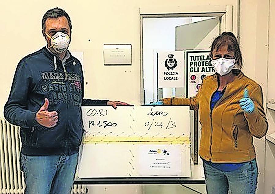  Im „Edo di Bergamo“ wurde über die Spendenübergabe (Foto oben) an die örtliche Kinderklinik berichtet. Ein innovatives Sysmten zur Videoskopie der Atemwege soll so unterstützt werden. Aber auch in der Region spendeten die „Rotarier“ (unten: „Tafel Rommerskirchen“.  