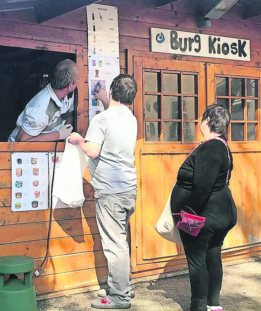  Das Foto zeigt den aus Eigeninitiative eingerichteten Kiosk des Wohnhauses „Burg“, an dem Bewohner zum Selbstkostenpreis persönliche Einkäufe tätigen können, die sie sonst im Stadtteil selbst erledigten. 