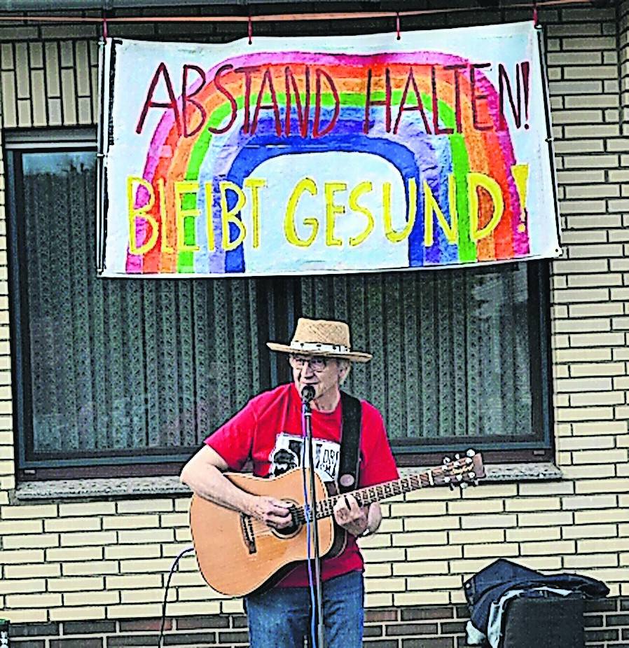 „Professor Bottleneck“ musiziert
für Nachbarn und sammeltGeld