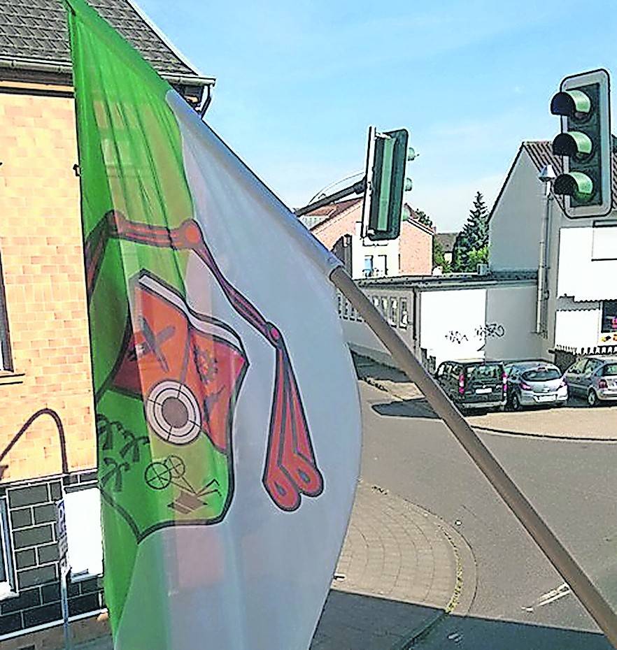  „Haltet weiterhin körperlichen Abstand, aber nähert euch sozial wieder euren Nachbarn.“ ...und hängt die Fahnen raus! 