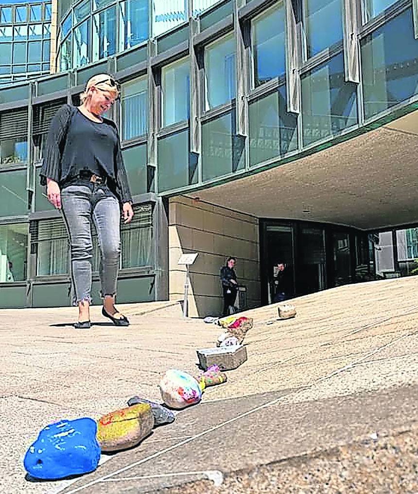 Heike Troles vor der „Mutmachschlange“ vorm Landtag.