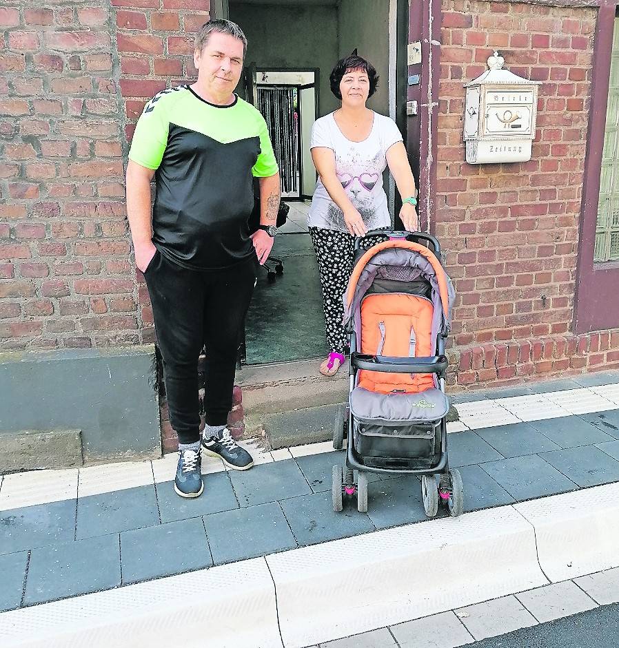 Wenn Michaela und Achim Hohenberg den Kinderwagen des Enkelkindes aus der Tür schieben, stehen sie schon fast auf der viel befahrenen Straße. <![CDATA[]]>Die weißen Streifen sollen sehbehinderten Menschen Orientierung bieten – enden aber an der Eingangsstufe.