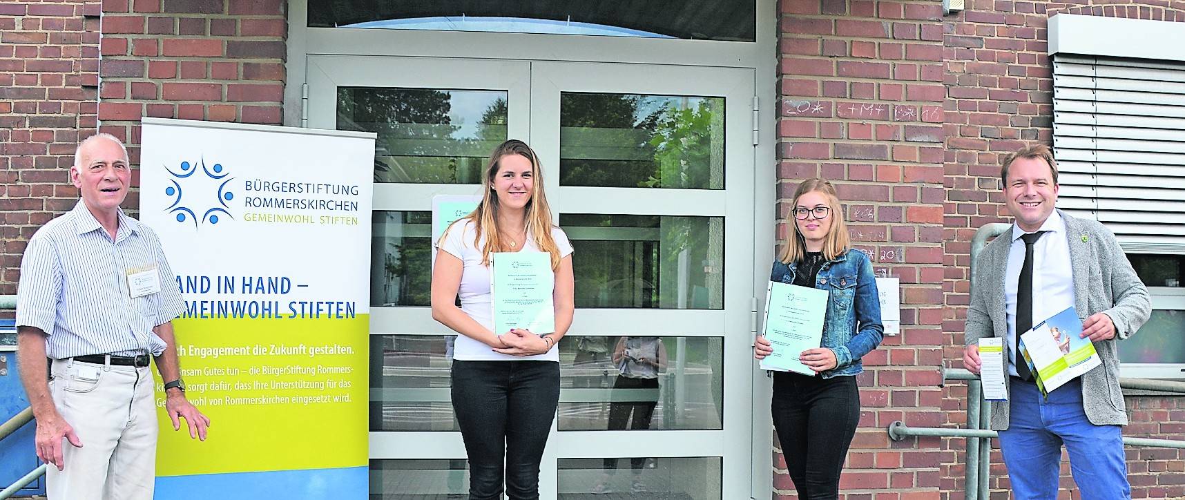  Ehrung im Azubi Wettbewerb 2020 der „Bürger-Stiftung Rommerskirchen“ (von links): Eckart Roszinsky, Manuela Schneider, Katharina Thome und Bürgermeister Martin Mertens. 