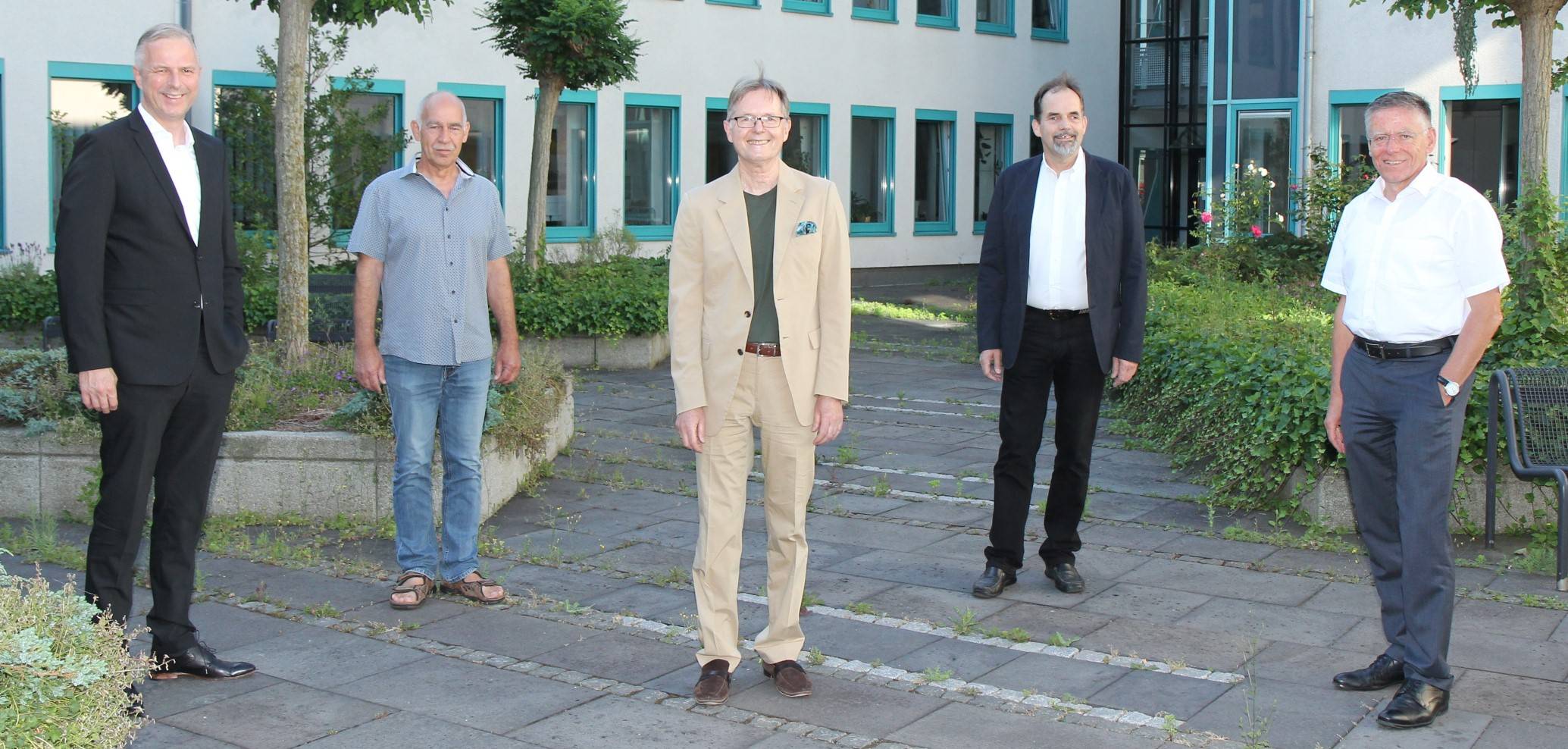  Johannes Lembke (2.v.l.) und Markus Morawietz (2.v.r.) – hier zusammen mit  Kreisdirektor Dirk Brügge, Kreis-Dezernent Karsten Mankowsky und Landrat Hans-Jürgen Petrauschke – unterstützen das Gesundheitsamt im Kreis Gütersloh. 