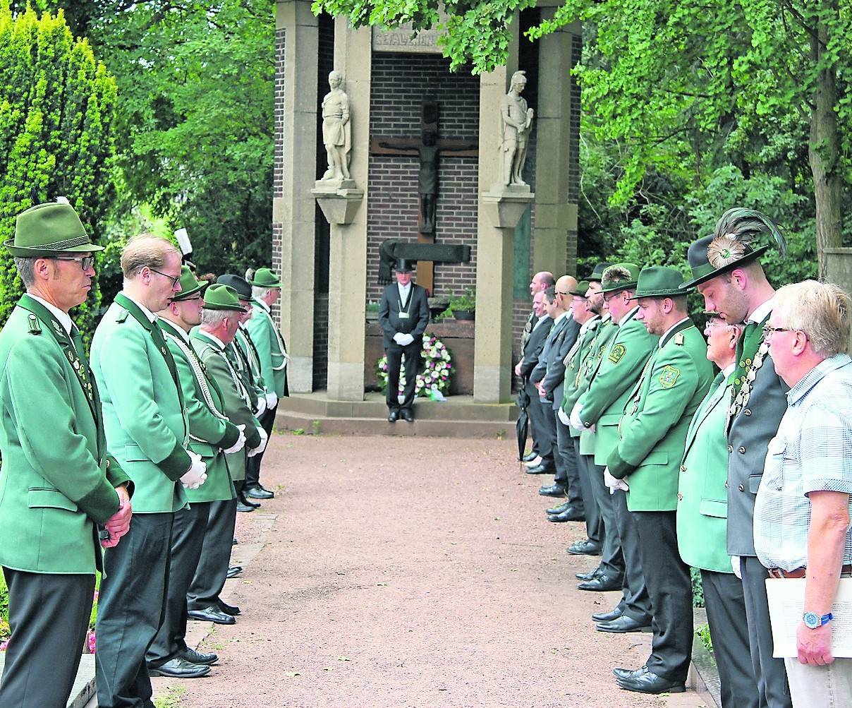  Im Anschluss an die Festmesse erfolgte die Kranzniederlegung an den Ehrenmalen in Bedburdyck und Stessen, zu der von der Artillerie jeweils drei Schuss Salut abfeuert wurden. Einer der wenigen Schützenfest-Bestandteile, die trotz Corona-Unbill von den Traditionshüter begangen werden durfte. Auch die Bedburdycker und Stessener Freunde des „rheinischen Sommerbrauchtums“ trotzen dem Corona-Unbill einer Festkrumen ab. Im kommenden Jahr – so hoffen sie alle – kann wieder „normal“ und kräftig gefeiert werden. 