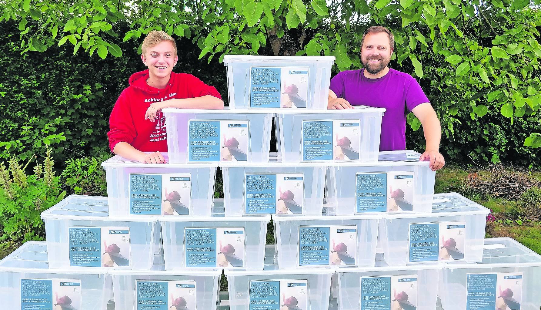 Justin Krönuaer (links) und Rene Bamberg mit den Kisten, in die die Spenden gelegt werden können. Ende August werden diese in Spendengeld umgetauscht.  