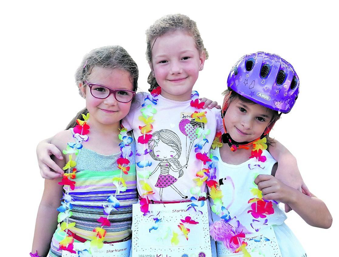 Lea, Jana und Clara haben gemeinsam ihren ersten Vorschul-Triathlon gemeistert.