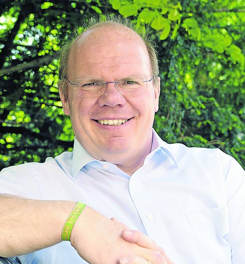      Pfarrer Ulrich Clancett erläutert die Geschichte der Heiligen Corona, die zwischen zwei Palmen gebunden zerrissen wurde. 