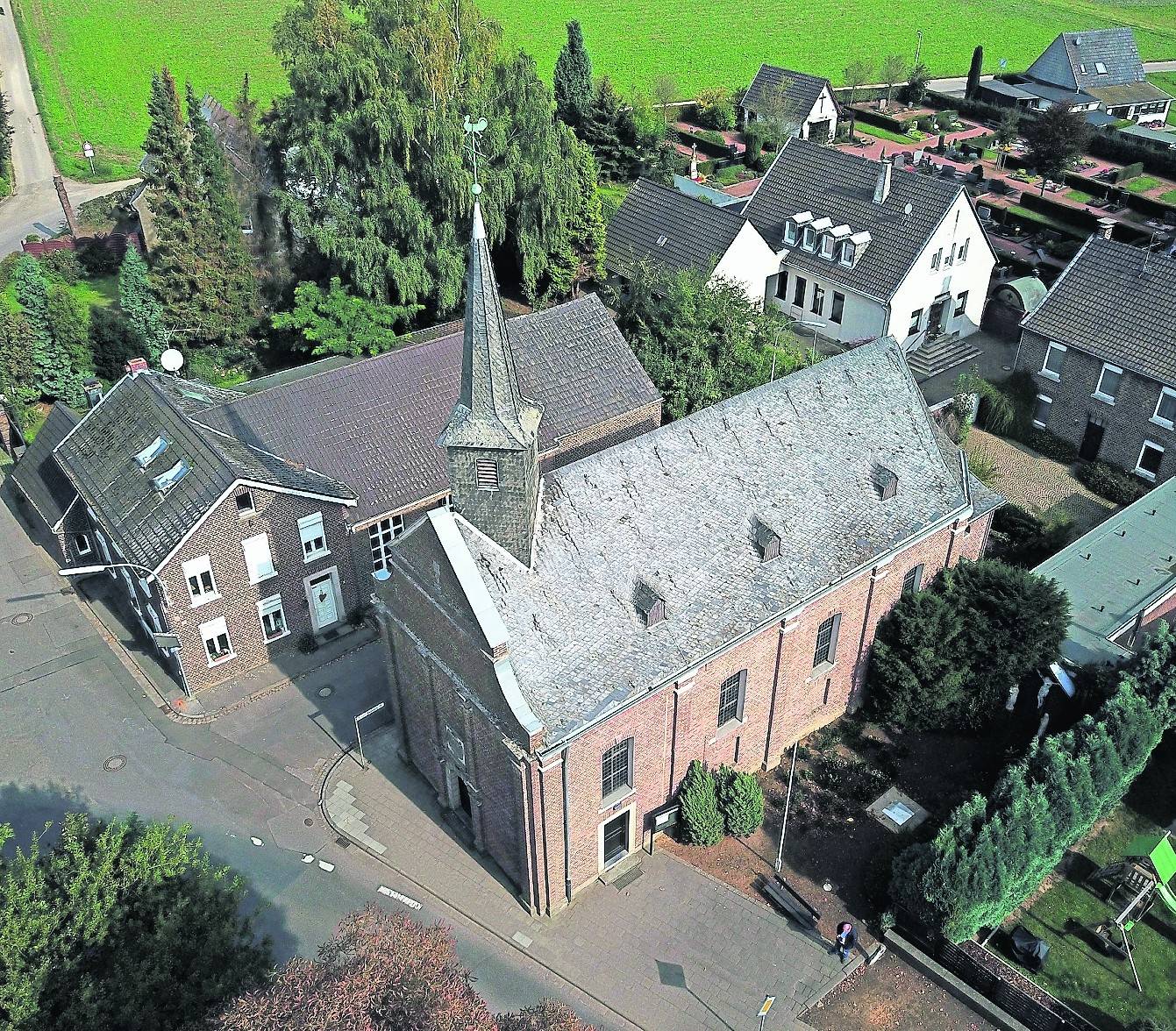  Über den Ursprung der Wallfahrt zu den Heiligen Vierzehn Nothelfern von Neuenhoven ist nicht viel bekannt; sicher ist, dass seit über 600 Jahren Pilger in den Jüchener Ortsteil kommen und die Nothelfer in vielerlei Anliegen um ihre Hilfe bitten. Pfarrer Ulrich Clancett erläutertdie Geschichte der Heiligen Corona, die zwischen zwei Palmen gebunden zerrissen wurde.