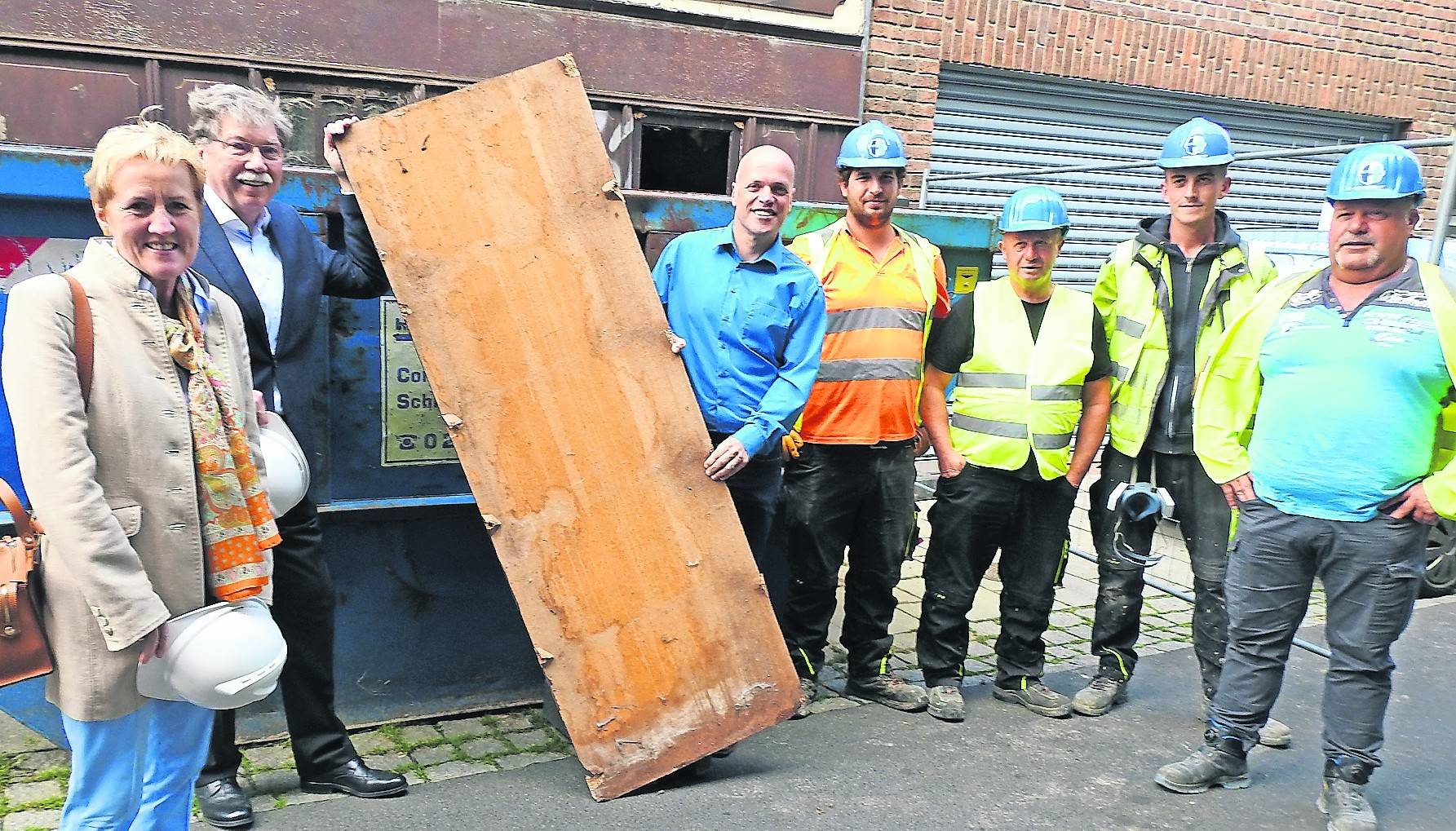 Zum Beginn der Abbrucharbeiten der „Zille“, für die Stadt und SEG lange gekämpft haben, immerhin kommt nun ein „Schandfleck“ weg, über den sich die Bürger quasi jahrzehntelang aufgeregt haben, versammelten sich Bürgermeister Klaus Krützen, Kämmerin Monika Stirken-Hohmann und SEG-Prokurist Wilfried Wißdorf mit den Bauarbeitern zum Erinnerungsfoto. Die SEG hat mit der ehemaligen „Zille“ zum wiederholten Male ein zusätzliches Projekt in ihr Portfolio übernommen. Größtes Bauvorhaben ist dabei die neue Feuer- und Rettungswache zwischen Barrenstein und Wevelinghoven. <![CDATA[]]>