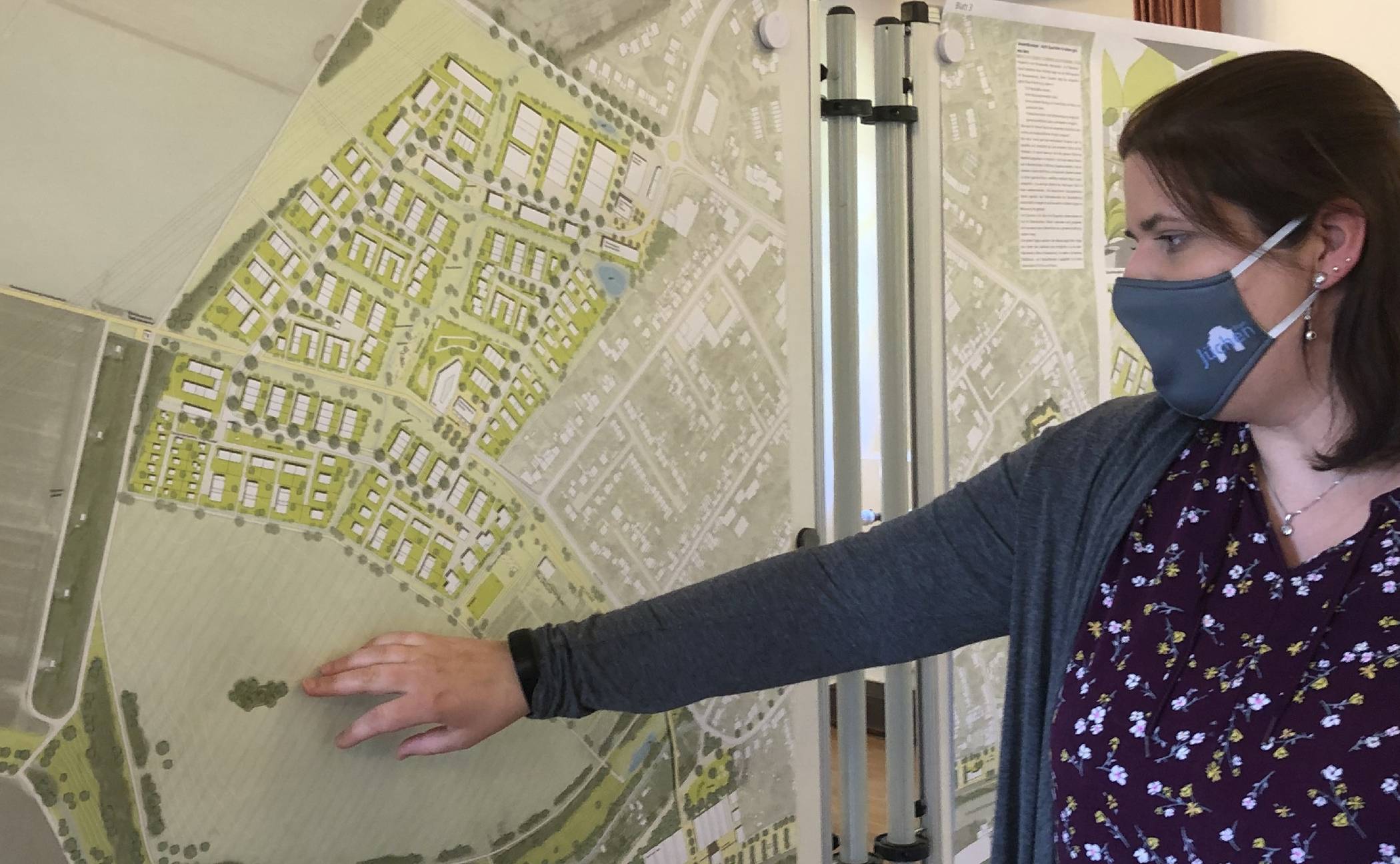  Saskia Schrade aus dem Planungsamt (rechts) weist auf die zu bewaldende Kuppe hin.  