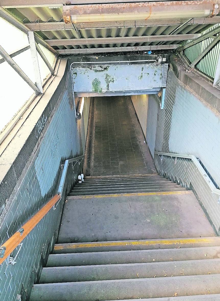  Kein sehr vertrauensvoller Zugang zum Bahnhofsgelände. Da muss viel getan werden. 