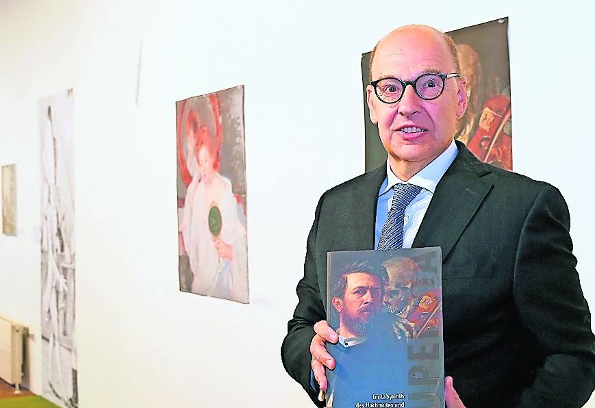  Kreis-Kulturdezernent Tillmann Lonnes gibt einen Einblick in die Ausstellung „Superbia“ in Sinsteden.  