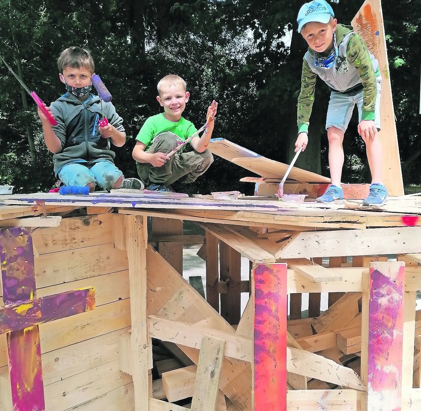  Neue Freunde: Die fünf Jungs kannten sich nicht alle, haben bei der Ferienfreizeit aber Freundschaften geschlossen.Farbspaß: Das Haus von Ben und Max soll noch rot angestrichen werden. Der besondere Clou ist ein Fernseher aus Holz. Und mit Fernbedienung. 