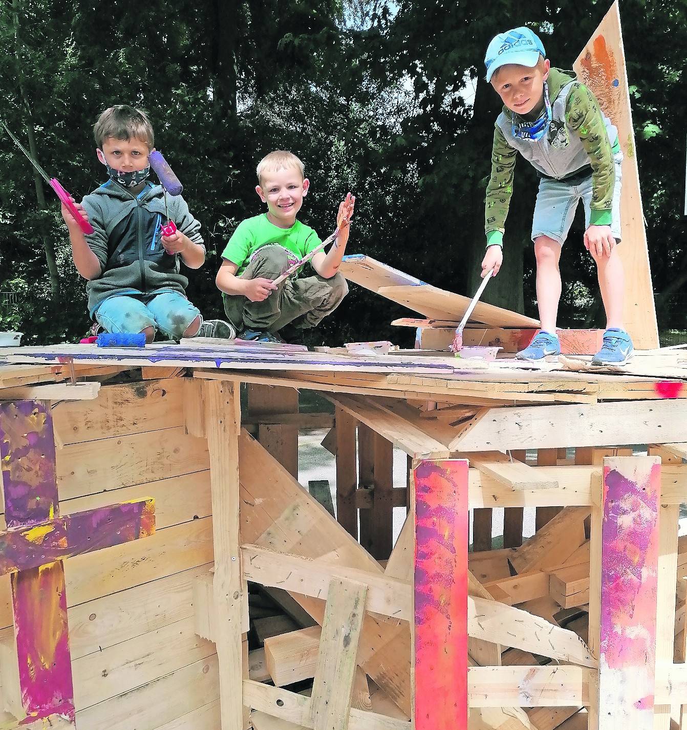  Neue Freunde: Die fünf Jungs kannten sich nicht alle, haben bei der Ferienfreizeit aber Freundschaften geschlossen.Farbspaß: Das Haus von Ben und Max soll noch rot angestrichen werden. Der besondere Clou ist ein Fernseher aus Holz. Und mit Fernbedienung. 