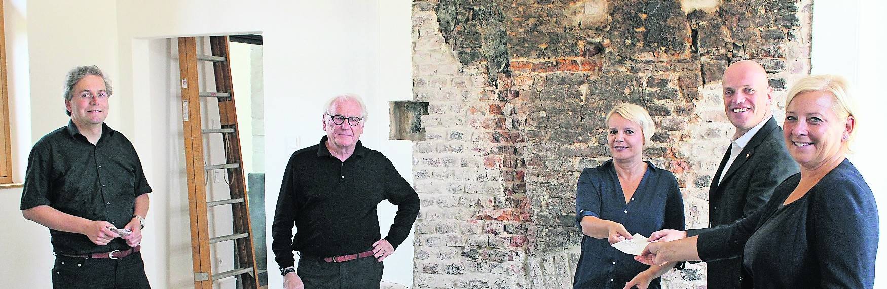 Übergabe der Bewilligungsbescheide von Stadt und Land: Pfarrer Meik Peter Schirpenbach, Helmut Coenen, Kerstin Buchholz (Pfarrverein), Bürgermeister Klaus Krützen und Landtags-Abgeordnete Heike Troles. Im Hintergrund die Rückwand der historischen Esse. Mit dem Zuschuss soll die Inneneinrichtung des alten Pastorats finanziert werden. 