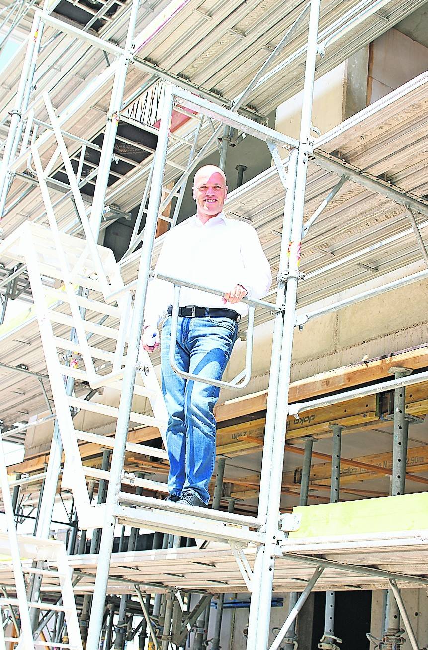  Der Bürgermeister: Auch auf der Baustelle der neuen Feuerwache zieht es nach oben.  