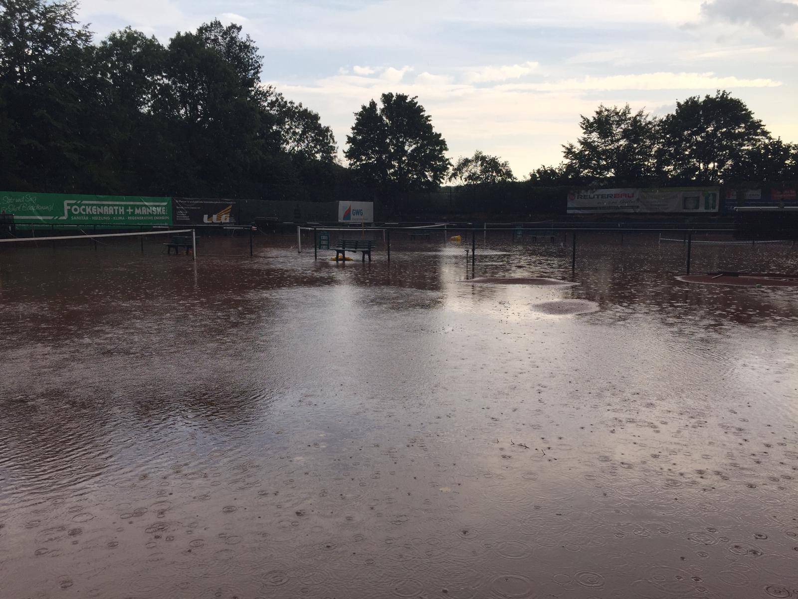  Der Tennisplatz in Wevelinghoven ist unter den Wassermassen nicht mehr zu sehen.  