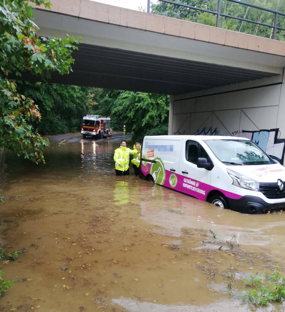  Auch Polizisten packten mit an, um bei Unwetter-Einsätzen zu helfen. 