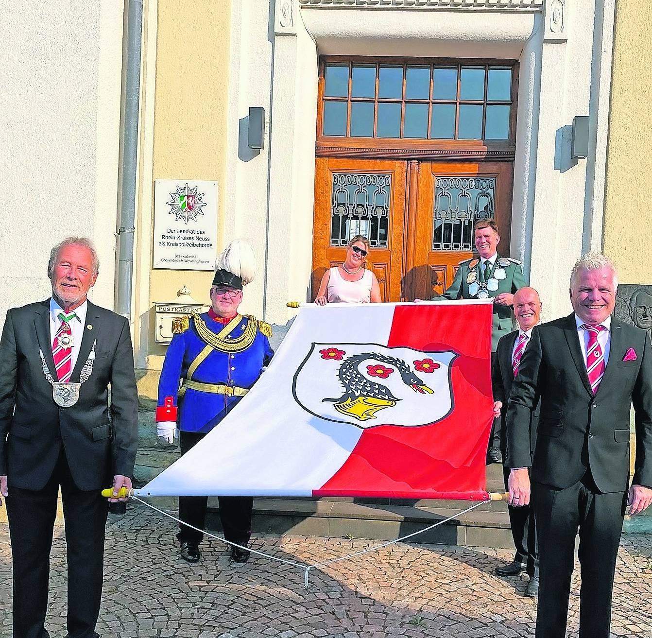  Auch in der Gartenstadt Wevelinghoven holte Bürgermeister Klaus Krützen in dieser Woche die Fahne ab, die nun vor dem Rathaus weht. Im Bild von links PräsidentGünter Piel, Oberst Peter Schrörs, Königspaar Stefan und Ursel Fücker, Klaus Krützen sowie Vizepräsident Marcus Odenthal. 