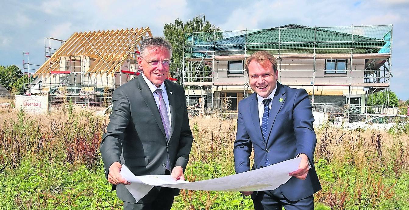  Landrat Hans-Jürgen Petrauschke (links) und Rommerskirchens Bürgermeister Dr. Martin Mertens verschaffen sich vor Ort einen Eindruck von den Planungen eines Mehrfamilienhauses.  