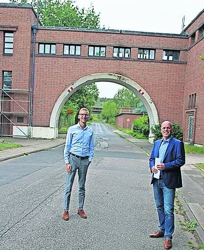  Vielleicht könnte der Torbogen erhalten werden und Platz für ein Restaurant geben. Für Daniel Rinkert und Klaus Krützen sind erst einmal den Ideen keine Grenzen gesetzt. 