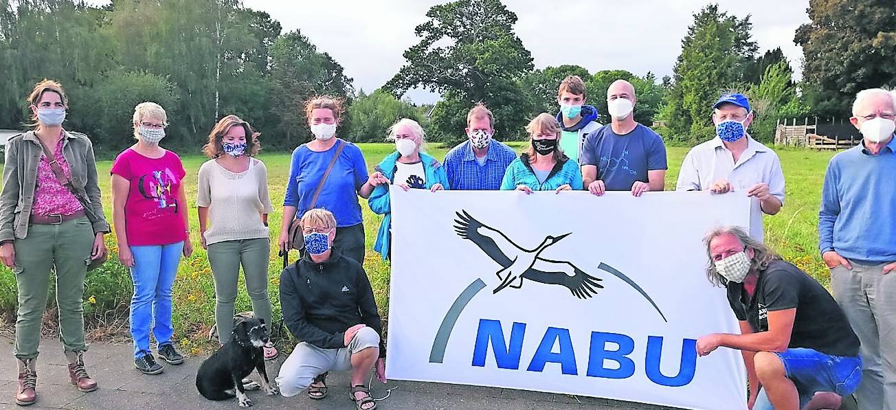 Aktive des Naturschutzbundes positionierten sich im Rahmen einer kleinen Protestaktion vor der bedrohten Esskastanie. 