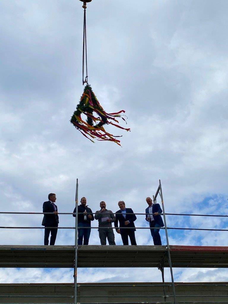 Die neue Grevenbroicher Feuer- und Rettungswache feiert Richtfest.