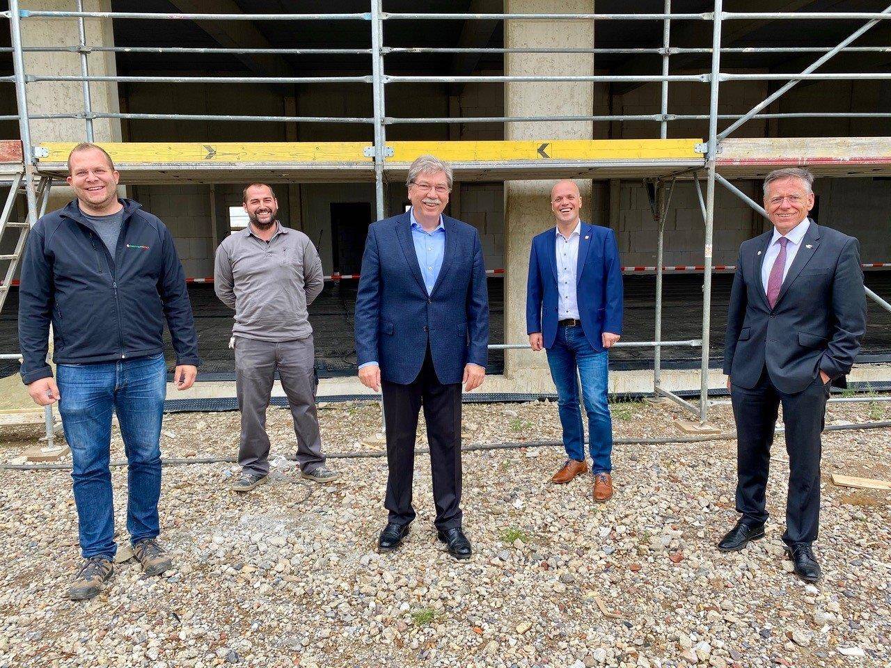 Eine Menge strahlender Gesichter beim Richtfest