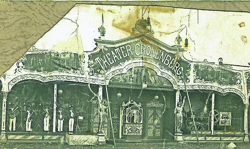  Die dritte Aufnahme ist die älteste. Sie zeigt des „Theater Croneneberg Grevenbroich“ in den 1890er Jahren. 