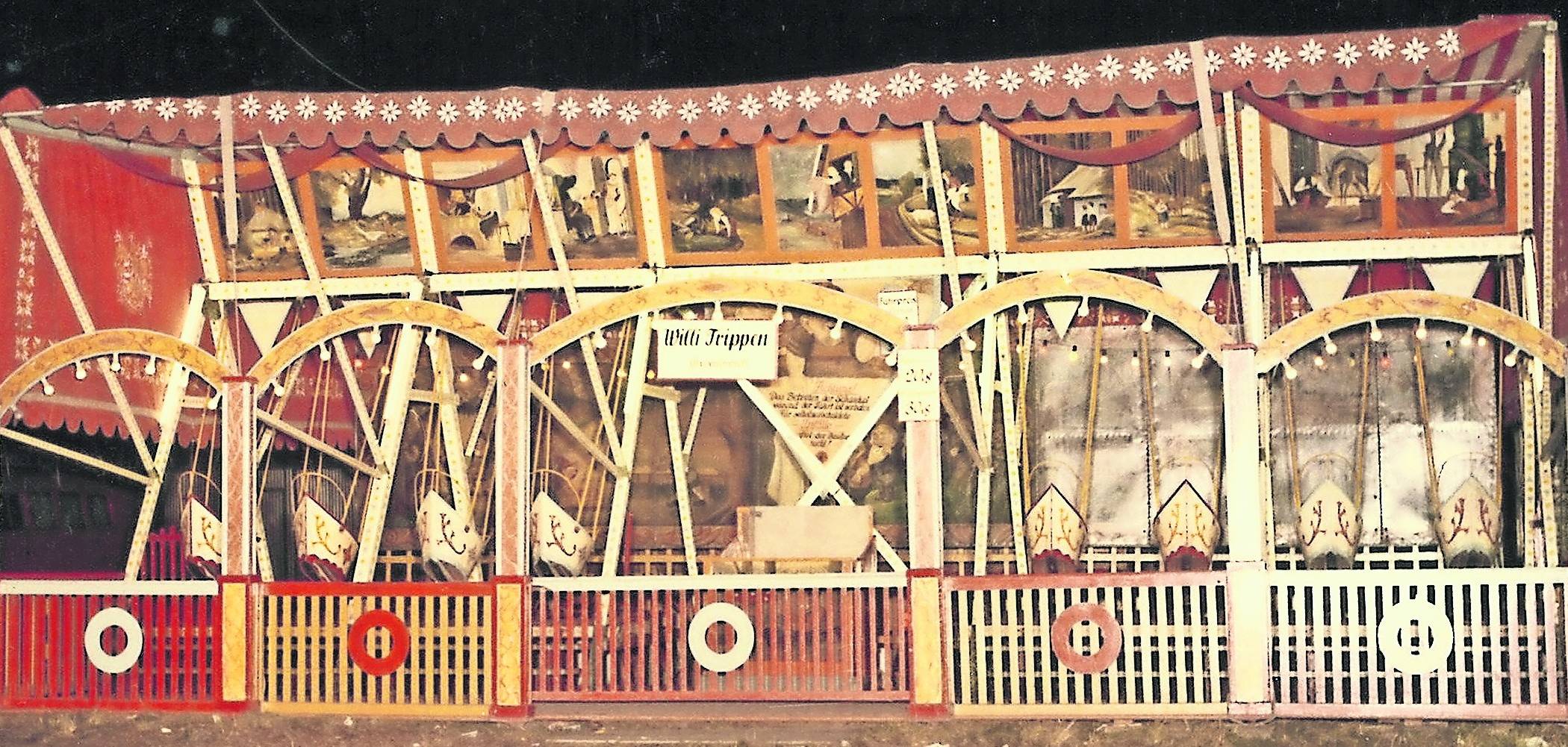 Das Foto der „Moppenbude“ stammt aus der Zeit um 1900 und wurde von Familie Deden zur Verfügung gestellt.Das Foto der Schiffsschaukel stammt aus den 1920er Jahre und kommt aus der Familie Trippen. Die dritte Aufnahme ist die älteste. Sie zeigt des „Theater Croneneberg Grevenbroich“ in den 1890er Jahren.