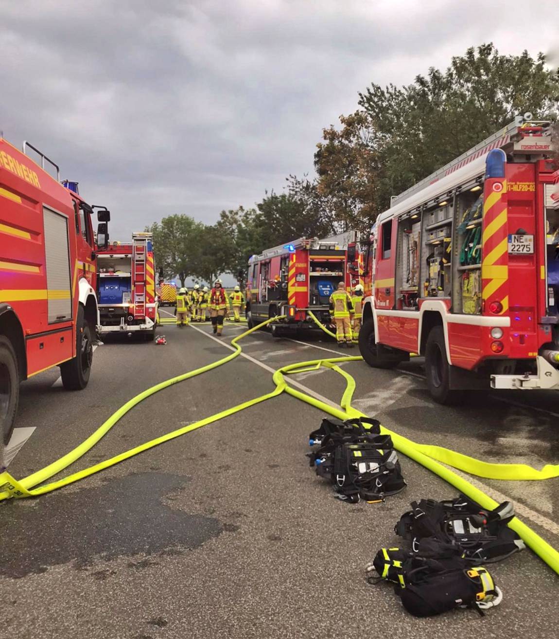  Fahrzeuge der Feuerwehr Grevenbroich an der Einsatzstelle.  Foto: Feuerwehr Grevenbroich 