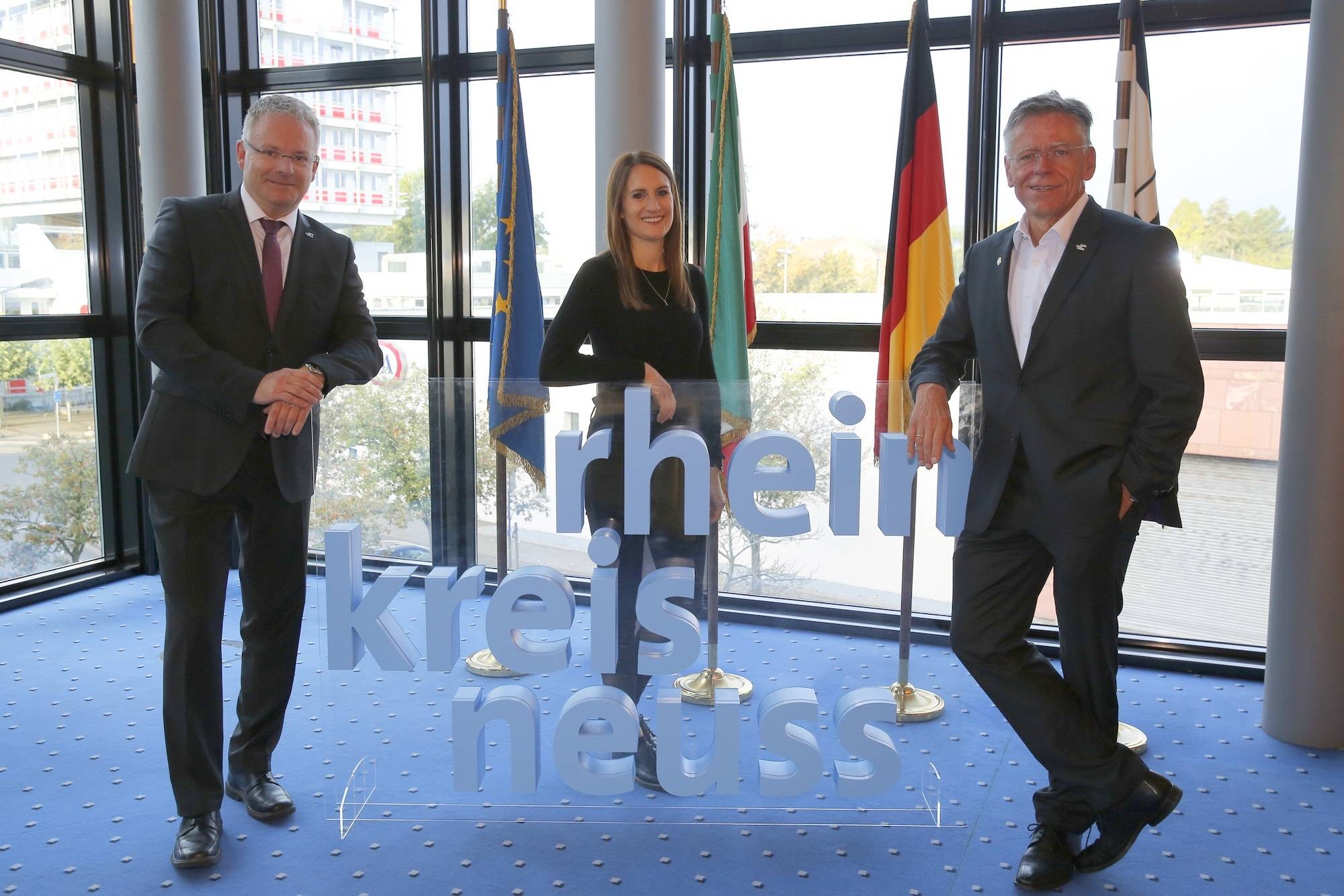 Landrat Hans-Jürgen Petrauschke und Personalamtschef Jörg Arndt wünschten der neuen Ausbildungsleiterin Annika Geppert alles Gute. 
