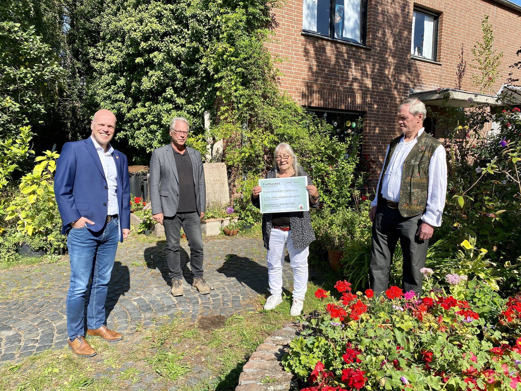  Auf dem Bild sind Bürgermeister Klaus Krützen, Umwelt-Ausschuss-Vorsitzender Ralf Cremers und das Ehepaar Gisela und Karl Vrijaldenhoven zu sehen. 