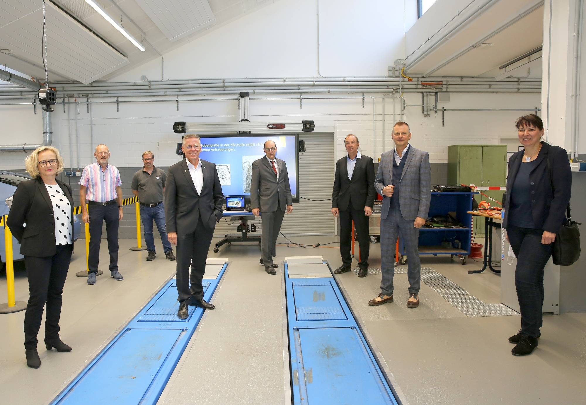  Überbetriebliche Kfz-Ausbildungsstätte der Kfz-Innung im BBZ Grevenbroich modernisiert: Vertreter von Kreis, Handwerker- und Lehrerschaft sahen sich jetzt das gelungene Werk an. 