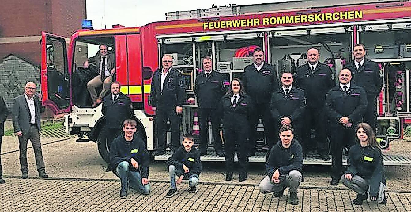  Große Freude über das neue Tanklöschfahrzeug bei der Freiwilligen Feuerwehr. Mit dabei Martin Mertens mit seiner Verwaltungsspitze.  