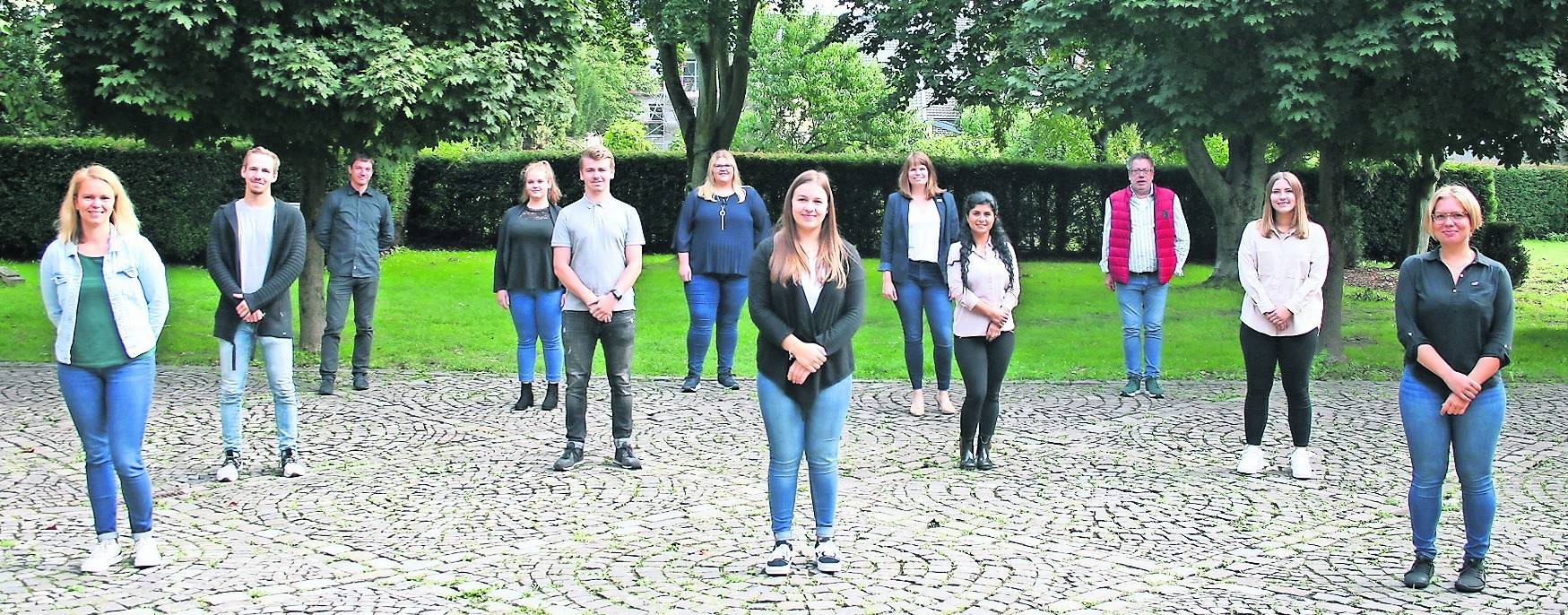   Christina Lups, Lukas Brockerhoff, Ausbildungsleiter Thomas Hochstein, Alina Peters, Tom Ritter, Alina Cleuvers, Alina Daumann, Haupt- und Personalamtsleiterin Pia Gilleßen, Hivine Dag, Personalratsvorsitzender Jürgen Hansen, Melissa Glomb, Elina Krüers. Es fehlen Luisa Bongards, Susanne Rabe und Nadine Boschke. 