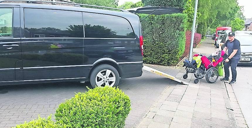  Familie Moll aus Orken hofft darauf, dass ihr behindertengerecht eingerichteter Mercedes Viano wieder auftaucht. Zeugen werden dringend gesucht.  