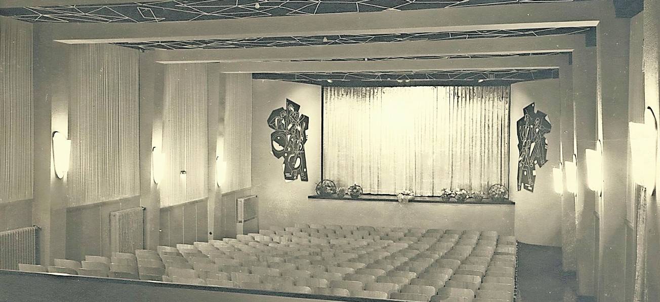 Das alte Kino an der Mühlenstraße war ein Magnet in Hochneukirch. Bis in die späten 70-er Jahre liefen hier echte Klassiker. Rechts: Der Steigerturm hat eine spannende Geschichte. <![CDATA[]]>Jessica Manteca, André von Blumenthal, Isabelle Heidbüchel und Benedikt Obst hatten sich eigentlich viel für dieses Jahr vorgenommen. Dank Corona stürzen sie sich jetzt in die Arbeit an einer Chronik über Hochneukirch. <![CDATA[]]>