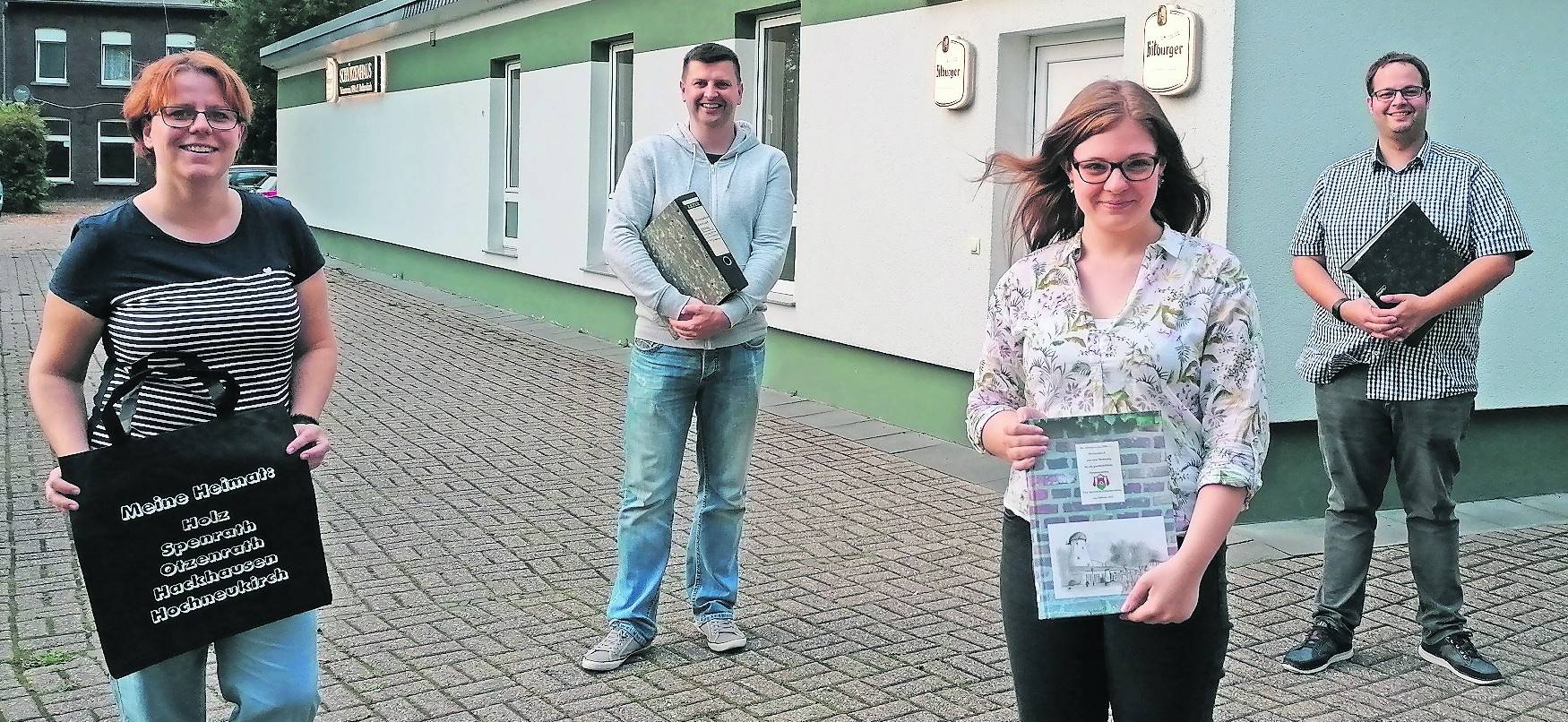  Jessica Manteca, André von Blumenthal, Isabelle Heidbüchel und Benedikt Obst hatten sich eigentlich viel für dieses Jahr vorgenommen. Dank Corona stürzen sie sich jetzt in die Arbeit an einer Chronik über Hochneukirch. 