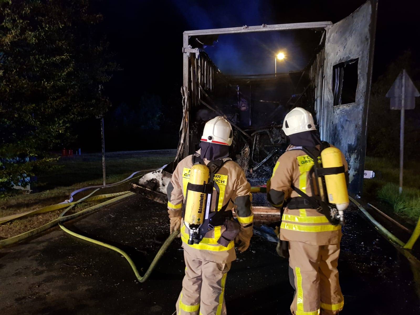 Sattelauflieger mit Motocross-Maschinen gerät in Brand