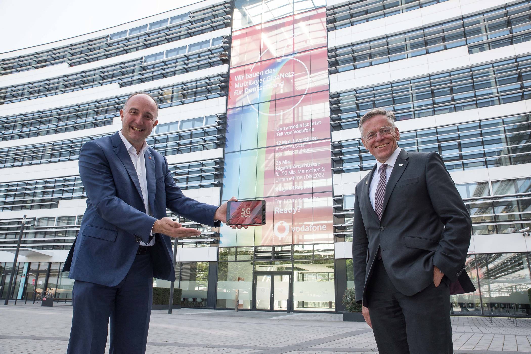  Wollen in die Datennetz-Infrastruktur im Rhein-Kreis Neuss investieren: Landrat Hans-Jürgen Petrauschke (rechts) und Stephan Schneider von „Vodafone“. 
