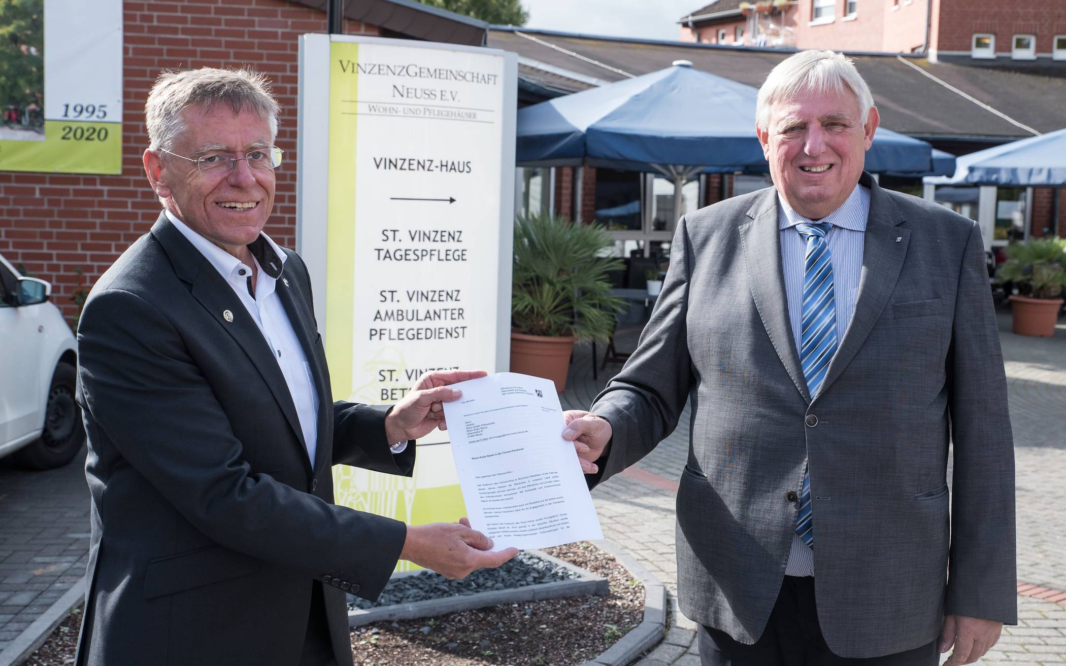 Landes-Gesundheitsminister Karl-Josef Laumann (rechts) dankte Landrat