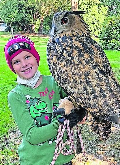  Falknerin Daniela Berg präsentierte den faszinierten Kindern den europäische Uhu „Thanatos“, den die Kinder im Anschluss auch streicheln und auf die Faust nehmen durften.  