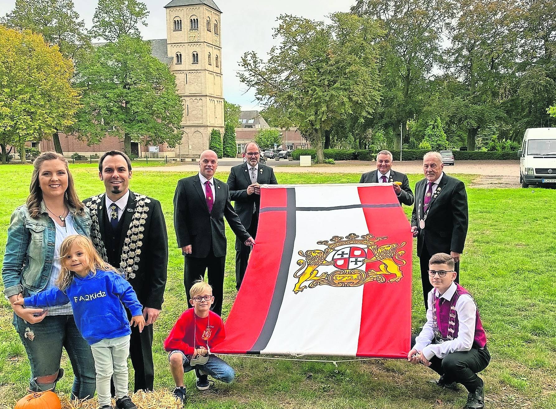  Das Gruppenfoto mit Fahne (von links nach rechts): Melanie, Maj und Christian Abels, Vincent Neifer, Klaus Krützen, Gregor Diekers, Franz-Josef Schlangen, Peter Reibel und Pius Goertz.  